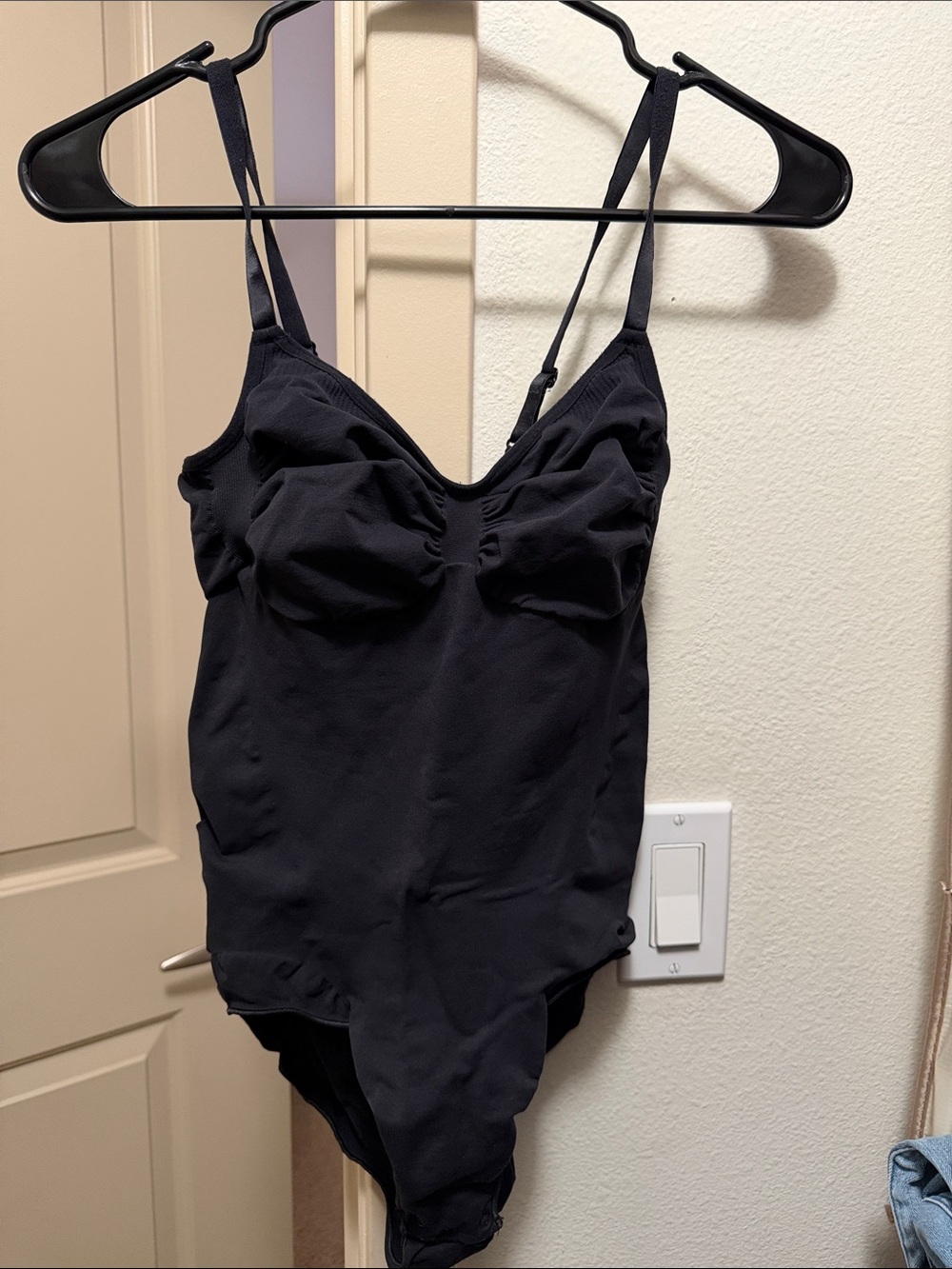 TRIED ON ONCE! SKIMS BODYSUIT.
